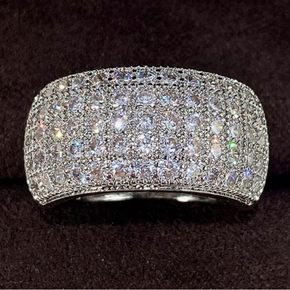 💕 Elegant Silver Band with rows of Swarovski Crystals Women's Ring 💕 - Picture 8 of 9